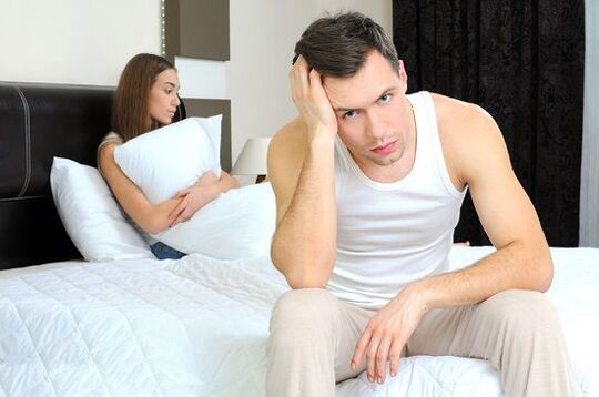 un hombre está molesto por la secreción patológica cuando está excitado