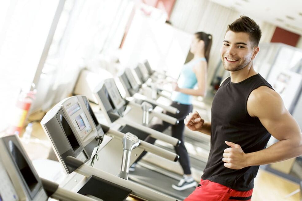 Los ejercicios cardiovasculares ayudarán al hombre a acelerar su circulación sanguínea. 